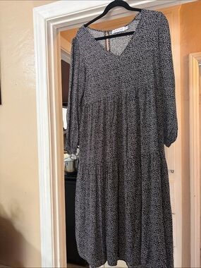 Petal and Pup Black & White Floral V-Neck Midi Dress floral size 6 rayon